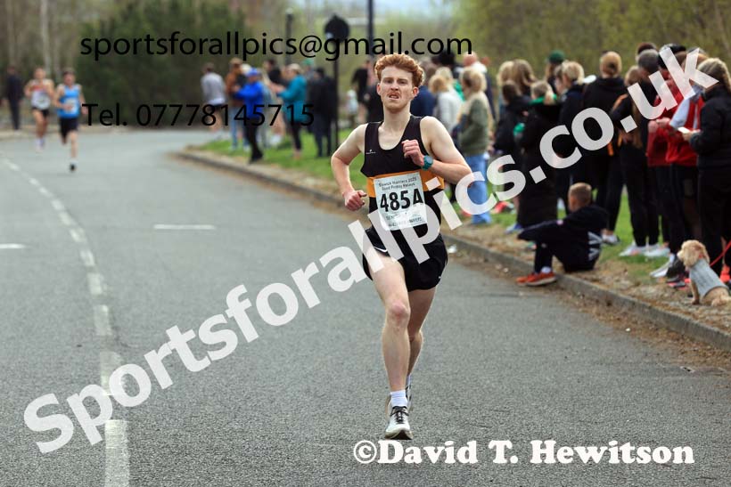 Senior mens relay, 2025 Elswick Harriers Good Friday Road Relays, Newburn, Newcastle upon Tyne. Photo: David T. Hewitson/Sports for All Pics